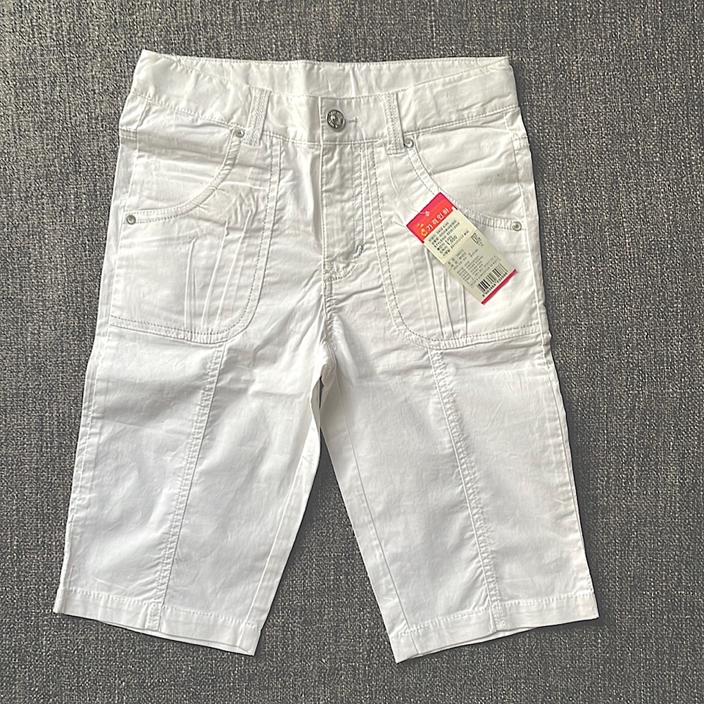 Brand: Daiz Kids (Korean). Size: slim-sized, good for 10-11 yo. Color: White